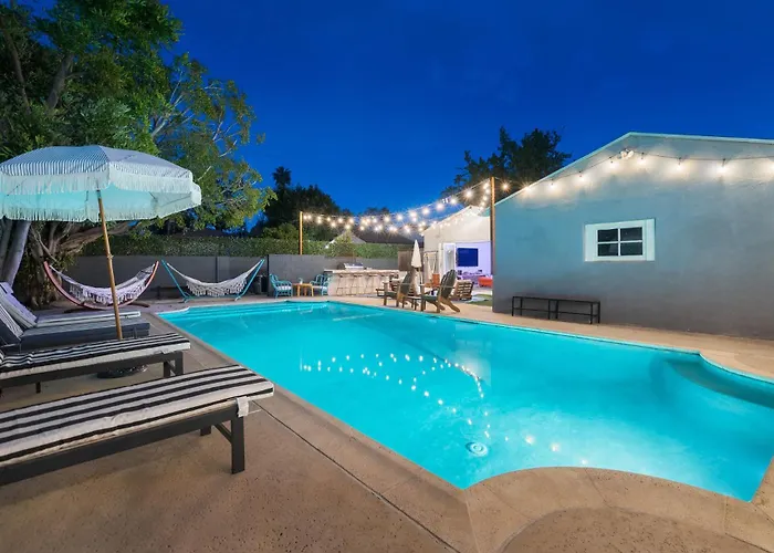 Angel&Rose Universal Hollywood Heated Pool House King Bed